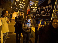 Возле галереи "Барбур" в Иерусалиме проходят акции протеста левых и правых активистов    