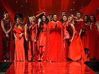 Неделя высокой моды в Нью-Йорке: женщины в красном и 