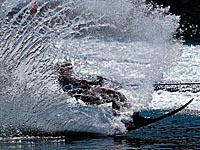 Трагедия во время гонок на водных лыжах: один человек погиб, четверо получили тяжелые травмы