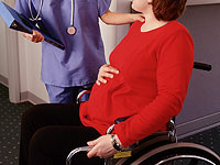 Daily Mail: в Великобритании врачам запретили называть беременных пациентов "матерями"