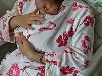 Китаянка родила девочек-близняшек через шесть дней после рождения сына  