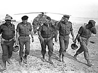 Генерал Ариэль Шарон (в центре), в окружении генералов Бар-Лев и Иешаягу Гавиш прибыл на вертолете на военную базу 1 июня 1967 в пустыне Негев Израиля