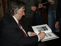 Александр Проханов подписывает свою книгу "ХАМАС - хвала героям". Москва, ноябрь 2008 года 