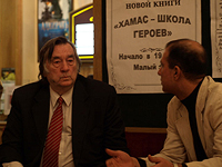 Александр Проханов на презентации книги "ХАМАС - хвала героям" (название книги на плакате ошибочно). Москва, ноябрь 2008 года 