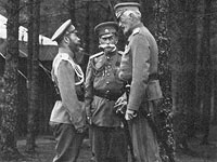 Николай II, министр двора и уделов граф В. Б. Фредерикс (в     центре) и великий князь Николай Николаевич (справа) в Ставке.     Сентябрь 1914