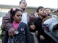  Изаддин Абу аль-Аиш с выжившими детьми в 2009 году