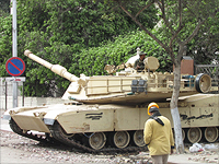 Танк M1A1 Abrams около площади Тахрир. Каир, февраль 2011 года