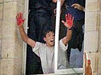 Абд аль-Азиз Юсуф Мустафа Салахи с окровавленными руками. Рамалла, 2000 год