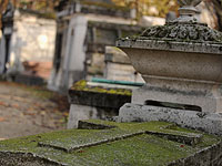 Нападению вандалов подверглось четвертое по величине кладбище Парижа, Батиньоль