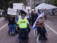 Возле мэрии Тель-Авива проходит акция протеста людей с ограниченными возможностями