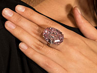 На аукционе Sotheby's установлен новый рекорд: бриллиант "Розовая звезда" продан за $71,2 млн  
