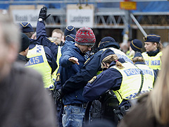 В центре Стокгольма грузовик врезался в толпу пешеходов