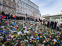 Тысячи шведов собрались в центре Стокгольма и возложили цветы у входа в магазин "Аленс" &#8211; в рамках акции протеста против террора под названием "Фестиваль любви"  