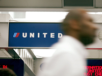 После инцидента с "лишним пассажиром" акции компании United Airlines подешевели на 6% 