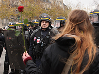 Во время протестов в Париже в ноябре 2015 года