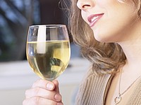 Ученые: употребление женщинами белого вина и ликеров увеличивает риск заболевания кожи лица