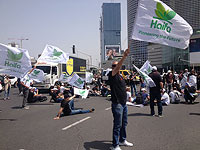 Работники "Хайфа Химикалим" блокируют перекресток Азриэли