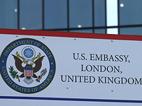После ошибки деда в посольстве США 3-месячного мальчика "допросили" как террориста
