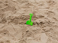 В Кирьят-Гате трехлетний мальчик задохнулся в песке    