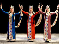 Сорок танцоров подарят зрителям радость от древнего и прекрасного искусства грузинского танца