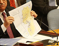 Махмуд Аббас c картой Израиля на заседании Совбеза ООН в 2008-м году