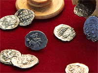 В Москве найден клад: монеты времен Ивана Грозного в шахматной фигуре