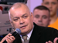 Телеведущий Дмитрий Киселев появился на публике с разбитым лицом