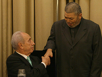 Шимон Перес и Абдалла Дарвиш в 2008 году