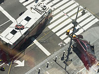 В Нью-Йорке автомобиль врезался в толпу пешеходов: есть жертвы 