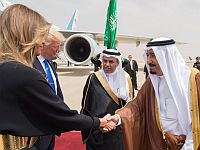 Дональд и Меланья Трамп во время встречи с королем Саудовской Аравии. Эр-Рияд, 20 мая 2017 года