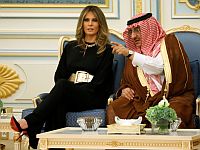 Меланья Трамп во время встречи с королем Саудовской Аравии. Эр-Рияд, 20 мая 2017 года