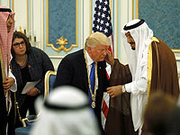 Король Салман бин Абд аль-Азиз ас-Сауд вручает Трампу орден короля Абд аль-Азиза