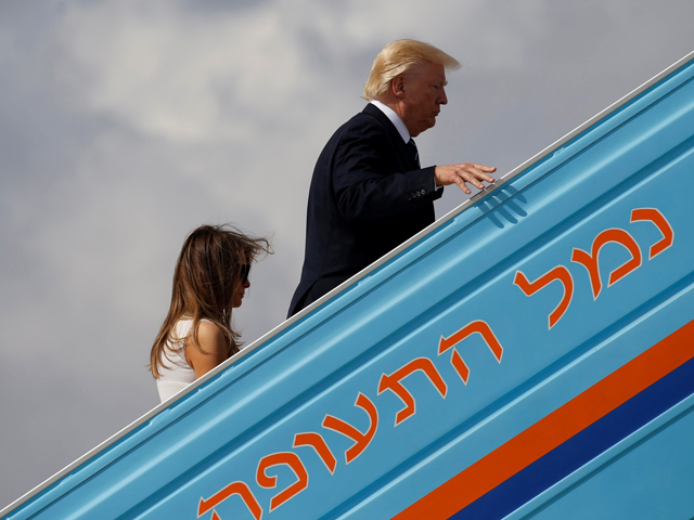 Меланья и Дональд Трамп поднимаются на борт Air Force One после завершения визита в Израиль