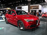 Alfa Romeo Stelvio на автосалоне в Лос-Анджелесе. 19 ноября 2016 г.