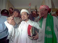 Лидер исламистов Индонезии пойдет под суд за распространение порнографии