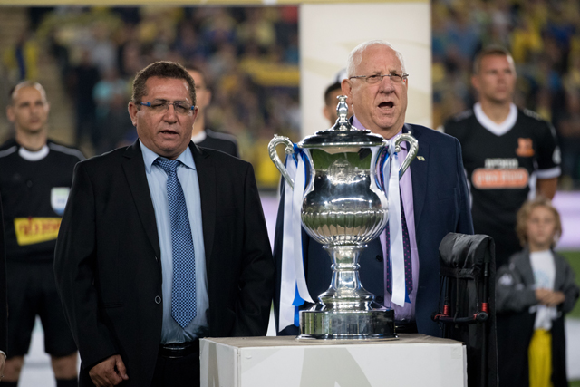 Глава израильской федерации футбола Офер Эйни и президент Израиля Реувен Ривлин