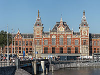Центральный железнодорожный вокзал в Амстердаме 
