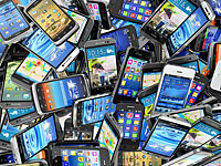 Полиция обнаружила на складе в Кфар-Сабе 8.000 поддельных сотовых телефонов известного бренда