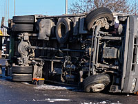 В результате столкновения двух грузовиков на 6-м шоссе погибли два человека