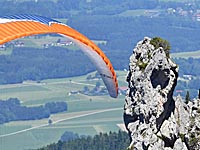 Американская модель обнаженной совершила прыжок с парашютом со скалы