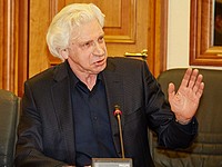 Известный адвокат Генри Резник уволился из МГЮА из-за мемориальной доски Сталину