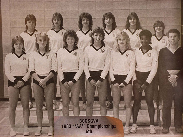  1983. Школьная сборная по волейболу. 15-летняя Памела крайняя слева в верхнем ряду