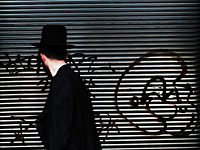 Подросток изрисовал здания еврейского лагеря антисемитскими граффити 