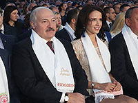 Александр Лукашенко появился на концерте с 21-летней фотомоделью