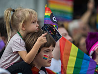 Более тысячи человек протестуют против запрета на усыновление детей однополыми парами    