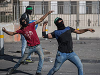 Сотни арабов бросали камни в израильских военнослужащих у КПП "Каландия"