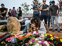 Тысячи израильтян провожают в последний путь погибших в теракте в Халамише