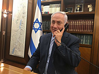 Биньямин Нетаниягу беседует по телефону с послом в Иордании Эйнат Шляйн и охранником
