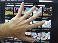 16-летняя израильтянка требует от порносайтов удалить видео с ее участием    