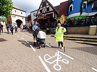 В британском Чессингтоне появилась первая в мире дорожка для колясок